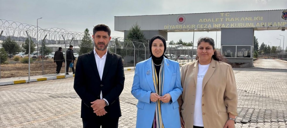 DEVA Partili Esen Diyarbakır Cezaevinde küçük çocuklarıyla kalan kadınları ziyaret etti