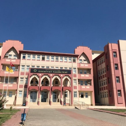 Dicle Üniversitesi Edebiyat Fakültesi’nin adı Sezai KARAKOÇ Edebiyat Fakültesi oldu.