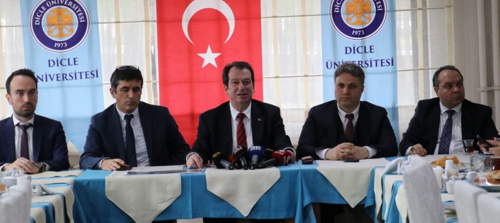 Dicle Üniversitesi’nde Bıçak Parası Nedeniyle 10 Kişi Hakkında Başlatılan Soruşturma Sürüyor