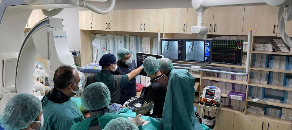 DİCLE ÜNİVERSİTESİ’NDEN KALP SAĞLIĞINDA TARİHİ BAŞARI: AYNI SEANSTA ÇİFTE KAPAK MÜDAHALESİ