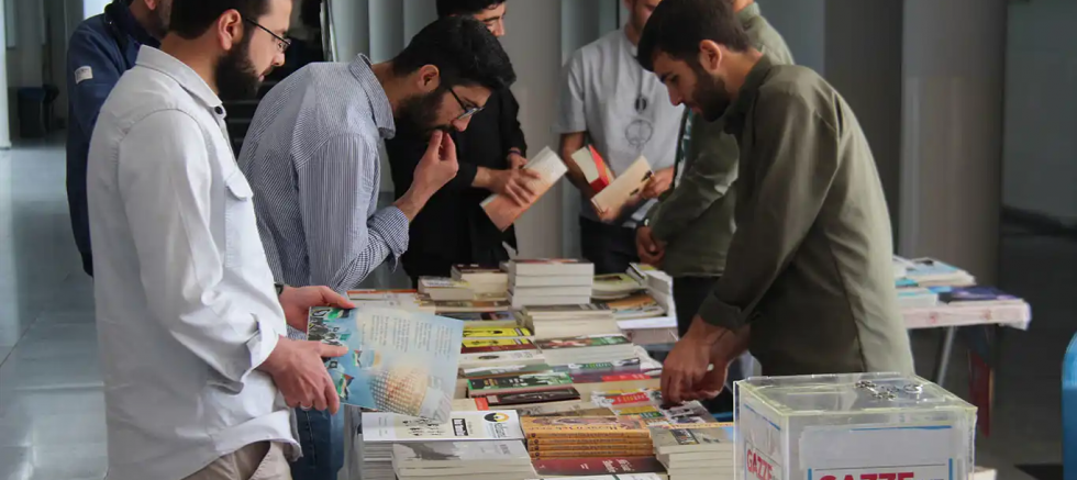 Dicle Üniversitesi öğrencileri kitap sergisi standı kurdu