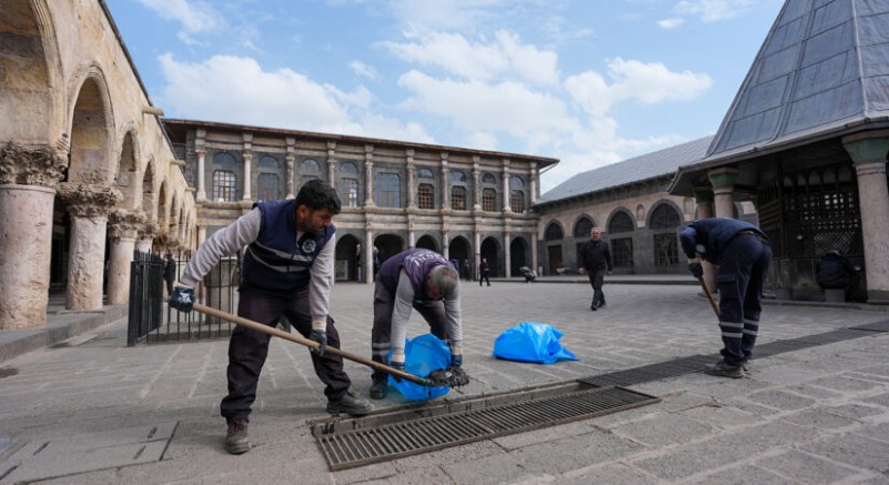 DİSKİ’den cami çevrelerinde temizlik çalışması