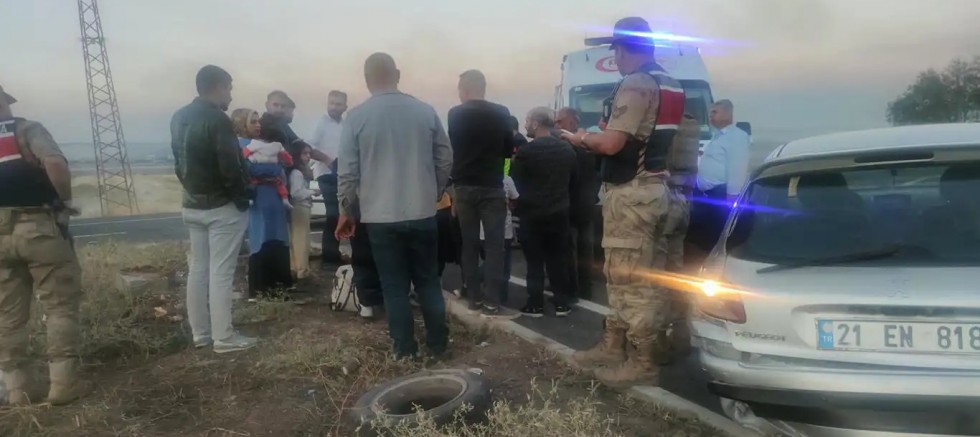 Diyarbakır-Çınar yolunda iki otomobil çarpıştı: 2 çocuk yaralandı