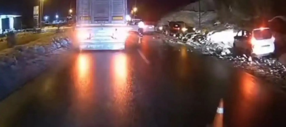 Diyarbakır'da 3 aracın karıştığı zincirleme kazada 2 kişi yaralandı