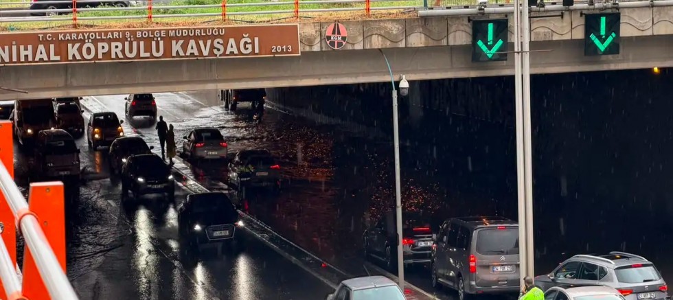 Diyarbakır’da ani yağış sonrası yollar göle döndü