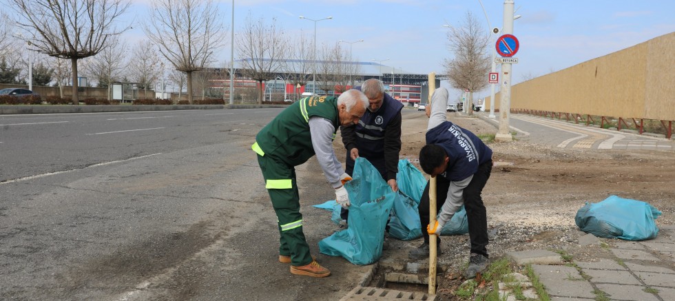 Diyarbakır’da Aşırı Yağışlara Karşı Mazgallar Temizleniyor