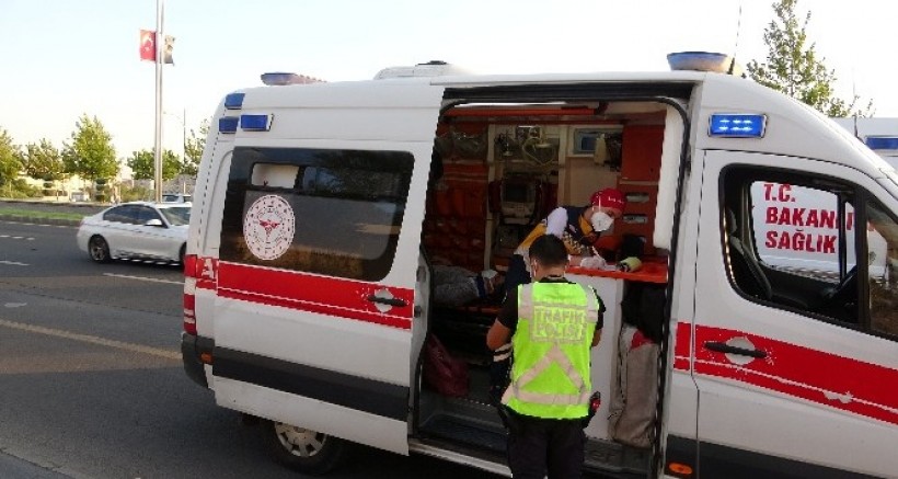 Diyarbakır'da iki otomobil çarpıştı; kemerini takmayan yolcu yaralandı