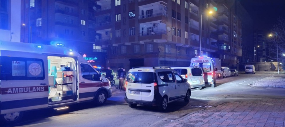 Diyarbakır'da kamyonet ile motosiklet çarpıştı: 2 yaralı