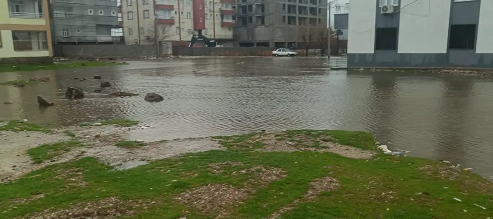 Diyarbakır'da kanalizasyon taşkını: Sokak göle döndü