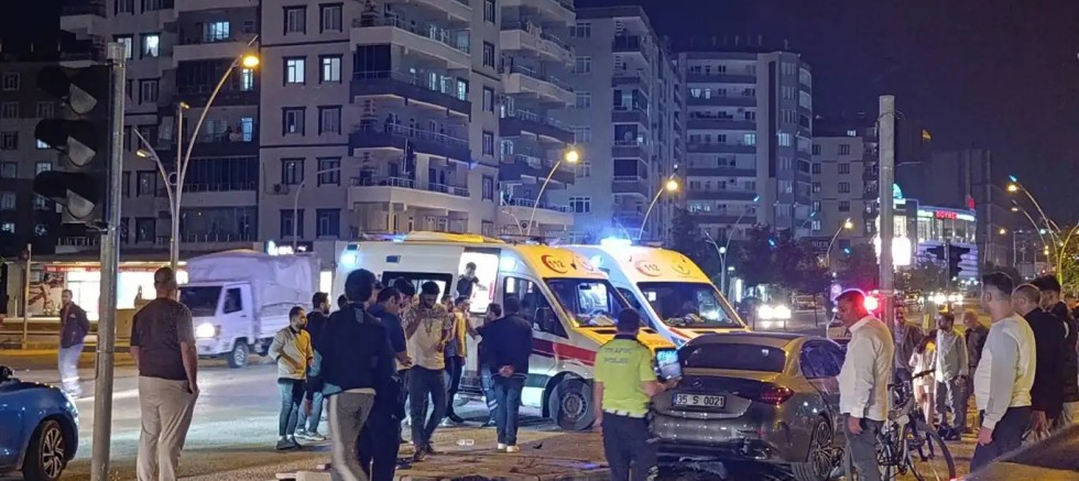 Diyarbakır’da kontrolden çıkan otomobil kaza yaptı: 2 yaralı