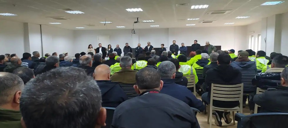 Diyarbakır'da maaşlarını eksik alan belediye işçileri iş bırakma kararı aldı