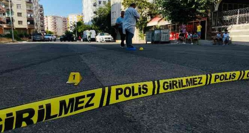 Diyarbakır'da maskeli şahıslar toptancıya sokak ortasında kurşun yağdırdılar