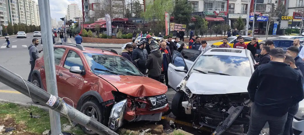 diyarbakir-da-nisan-ayinda-589-trafik-kazasinda-5-kisi-oldu-521-kisi-yaralandi.png