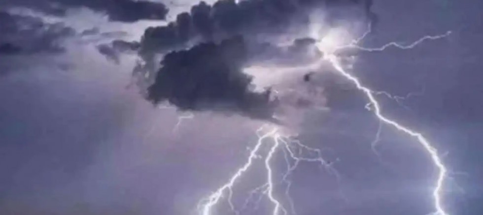 Diyarbakır'da okul bahçesinde yıldırım düştü: 2 çocuk hayatını kaybetti, 1 öğrenci ağır yaralandı