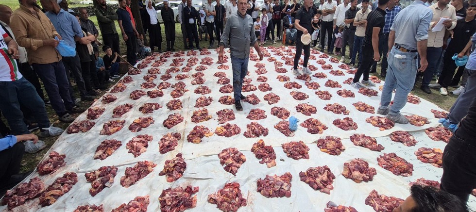 Diyarbakır’da örnek dayanışma geleneği: Kurban etleri mahalledeki tüm hanelere ulaştırılıyor