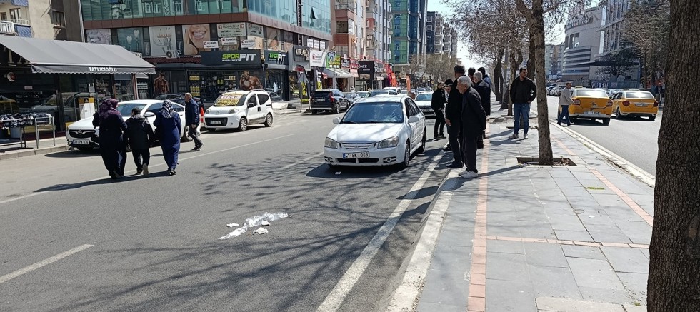 Diyarbakır'da otomobil yayaya çarptı