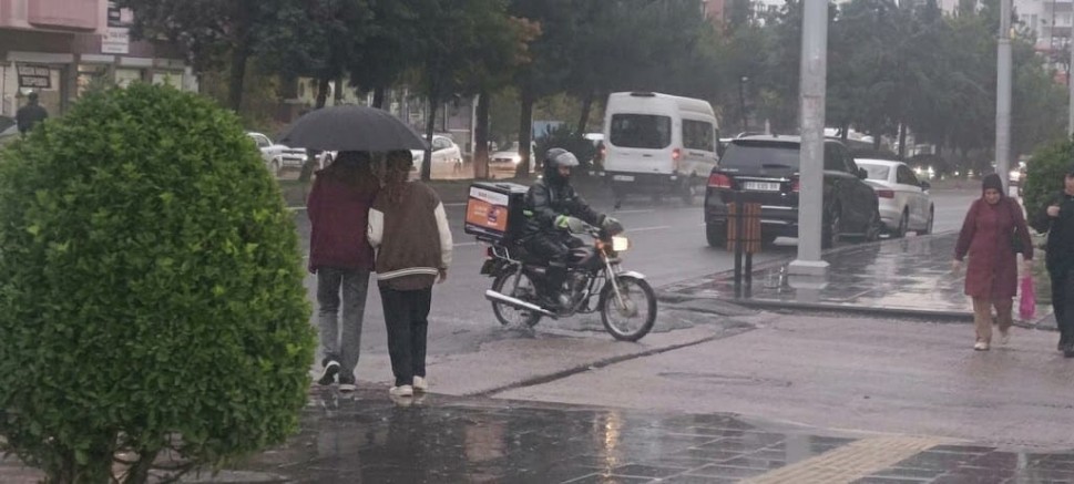 Diyarbakır’da Sağanak Etkili Oldu: Moto Kuryelere Kritik Uyarı