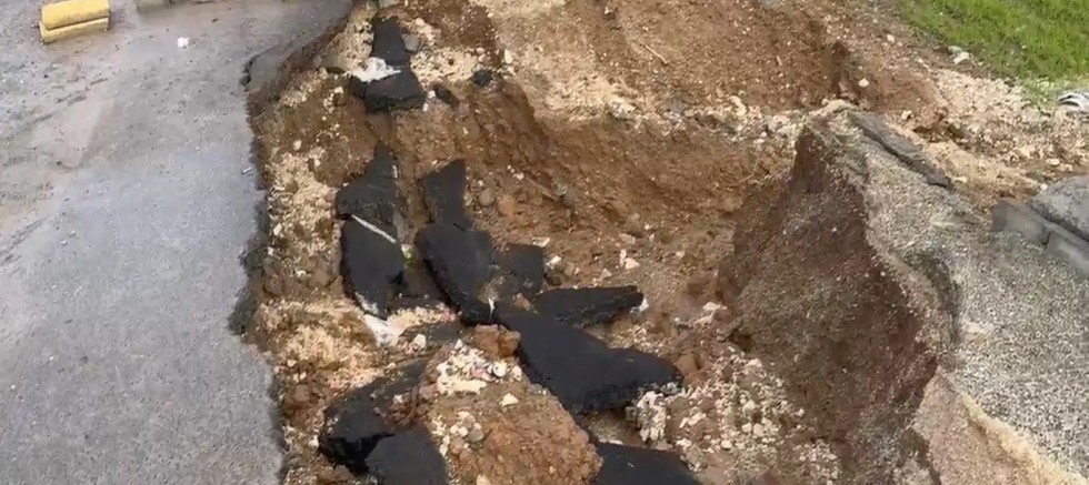 Diyarbakır'da sağanak sonrası yol ve kaldırım çöktü