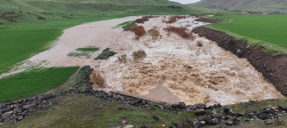 Diyarbakır’da sağanak: Yollar çöktü, köprüler hasar gördü, vatandaşlar mahsur kaldı