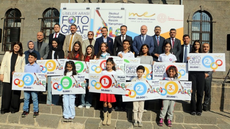 DİYARBAKIR'DA SANATLA BULUŞAN GENÇ YETENEKLER ÖDÜLLERİNİ ALDI