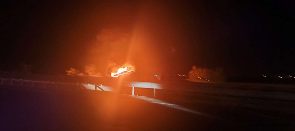 Diyarbakır'da seyir halindeki otomobil yandı