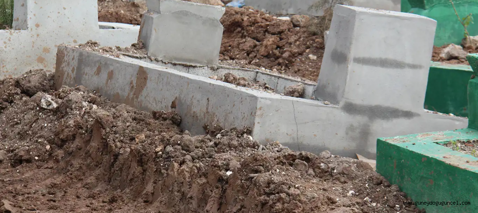 Diyarbakır'da Şiddetli yağışlar nedeniyle mezarlar çöktü