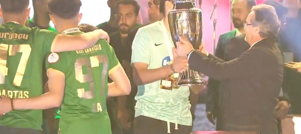 Diyarbakır’da Tarihi Gecede : Amedspor Süper Lig Kupasını Coşkuyla Kaldırdı