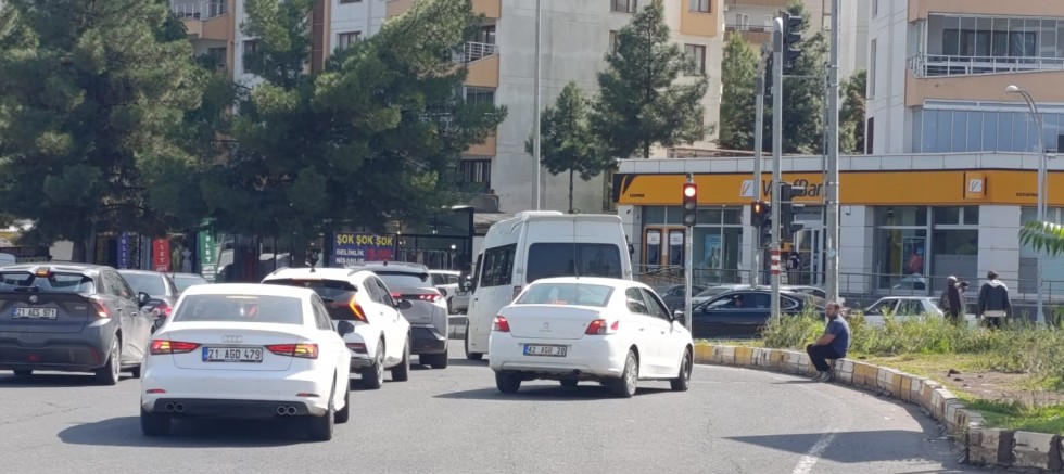 Diyarbakır’da Tehlikeli Bekleyiş: Kavşak Ortasında Araçları Umursamadı