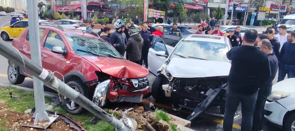 Diyarbakır'da trafik kazası: Bir hafif yaralı
