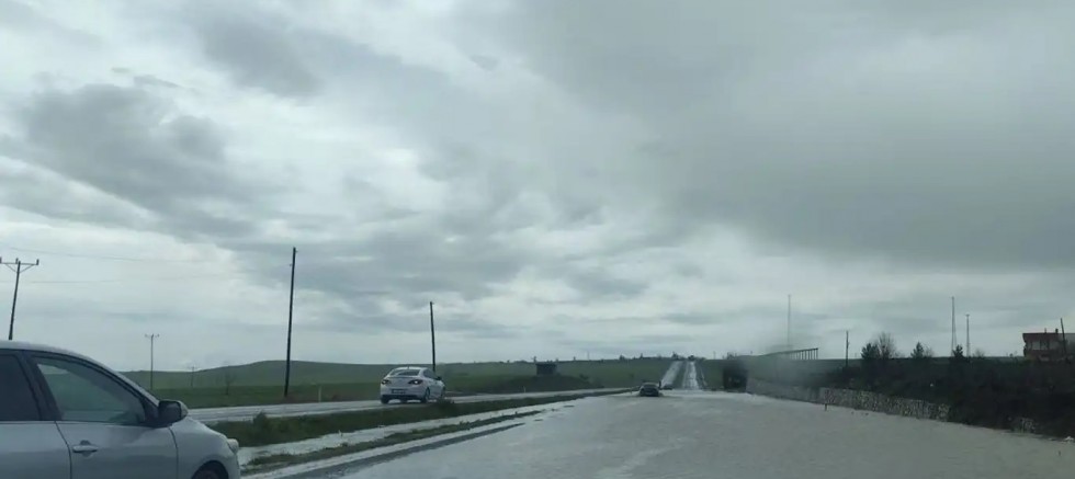 Diyarbakır’da yağış etkili oldu, cadde ve sokaklar sular altında kaldı