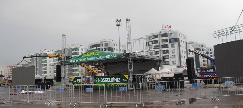 Diyarbakır'daki Mevlid-i Nebi etkinliği için kurulan alan peygamber aşıklarını bekliyor