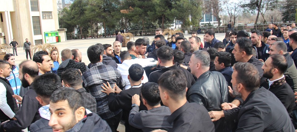 Diyarbakır'daki taksiciler büyükşehir belediyesi önünde eylemde