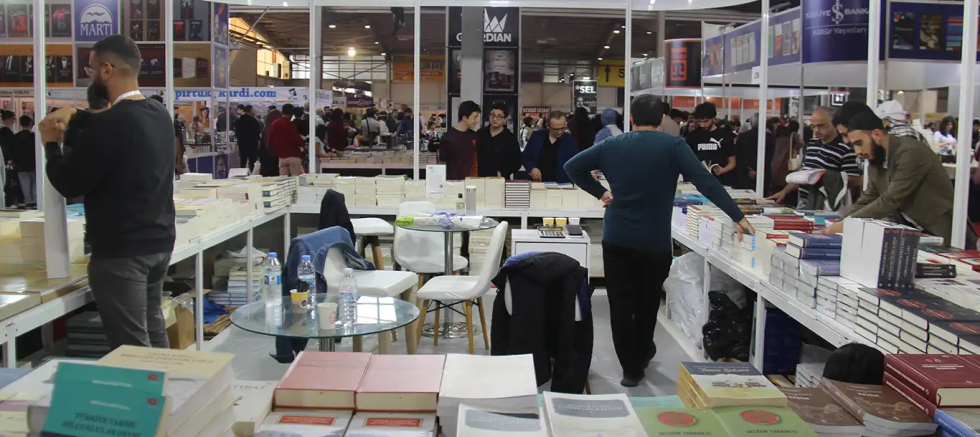 Diyarbakır Kitap FuarıYayınevleri temsilcileri gençliği uyardı: Sosyal medya değerleri zedeliyor