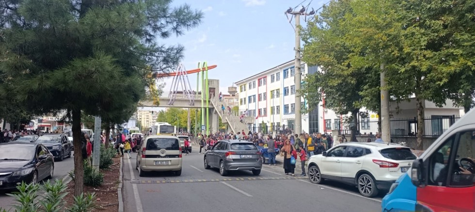 Diyarbakır Koşuyolu Caddesi’nde Üst Geçit Var, Tehlike Bitmiyor!