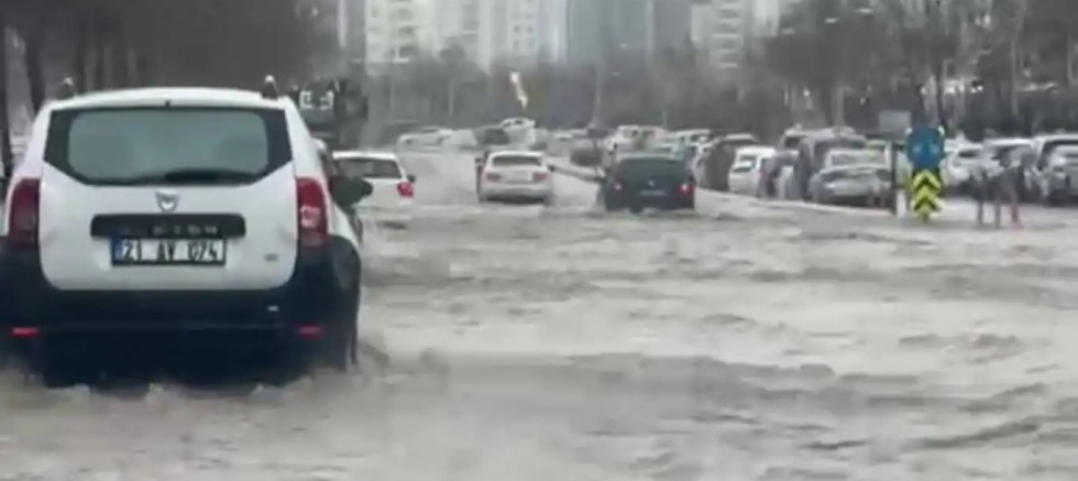 Diyarbakır sağanağa teslim: Altyapı yine sınıfta kaldı