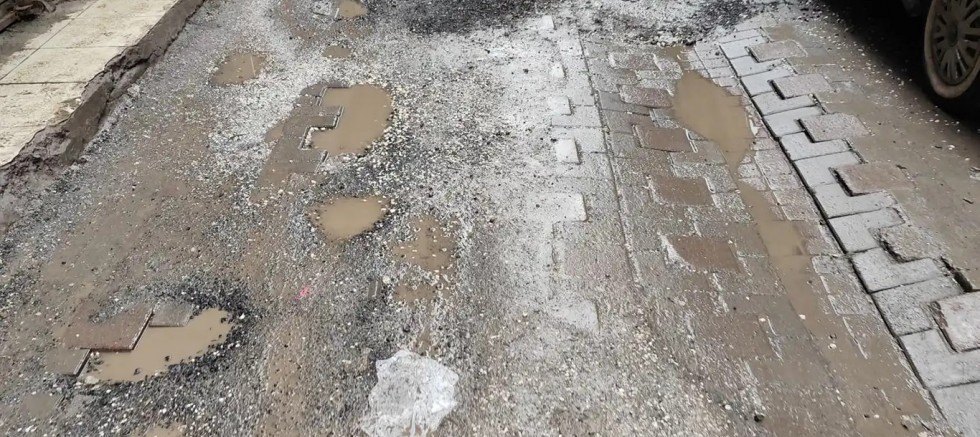 Diyarbakır sokaklarında kar ve su çekilince çöken yollar gün yüzüne çıktı