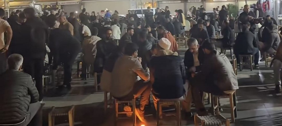 Diyarbakır Sur' da Teravih Namazı sonrası Kaçak Çay Keyfi