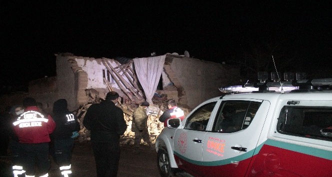 Diyarbakır’da kerpiç ev çöktü 2 Ölü.