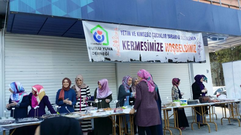 DİYARBAKIR’DA YETİM VE KİMSESİZ  ÇOCUKLAR YARARINA KERMES AÇILDI