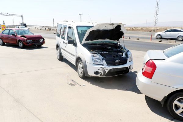 DİYARBAKIR’DA ZİNCİRLEME  TRAFİK KAZASI: 3 YARALI