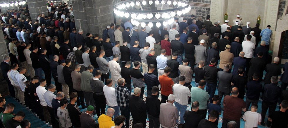 Diyarbakırlılar bayram namazında tarihi Ulu Camii'ni hınca hınç doldurdu