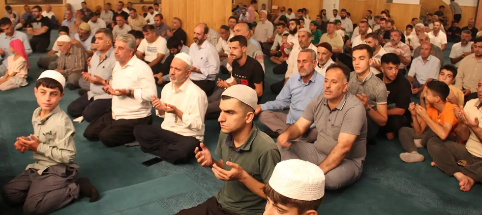 Diyarbakırlılar Mevlid Kandil'inde camilere akın etti