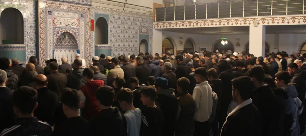 Diyarbakırlılar teravih namazı için camilerde saf tuttu