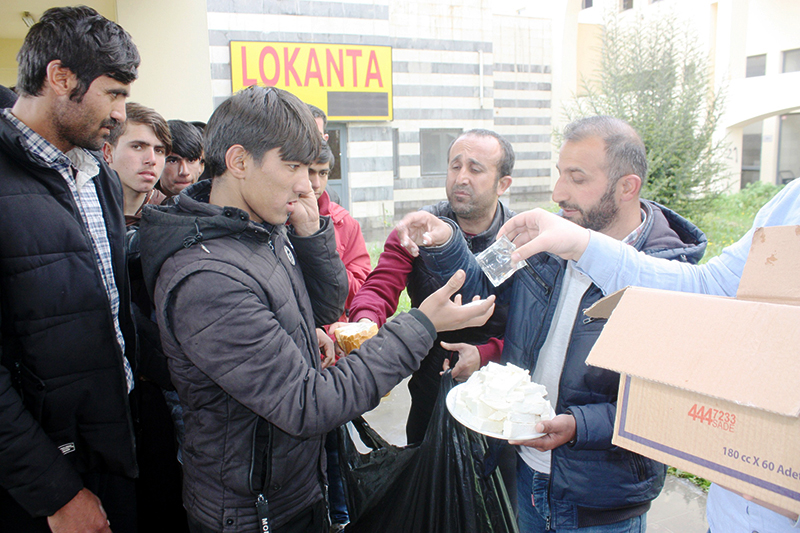 DOLANDIRILAN GÖÇMENLER DİYARBAKIR’DA MAHSUR KALDI 