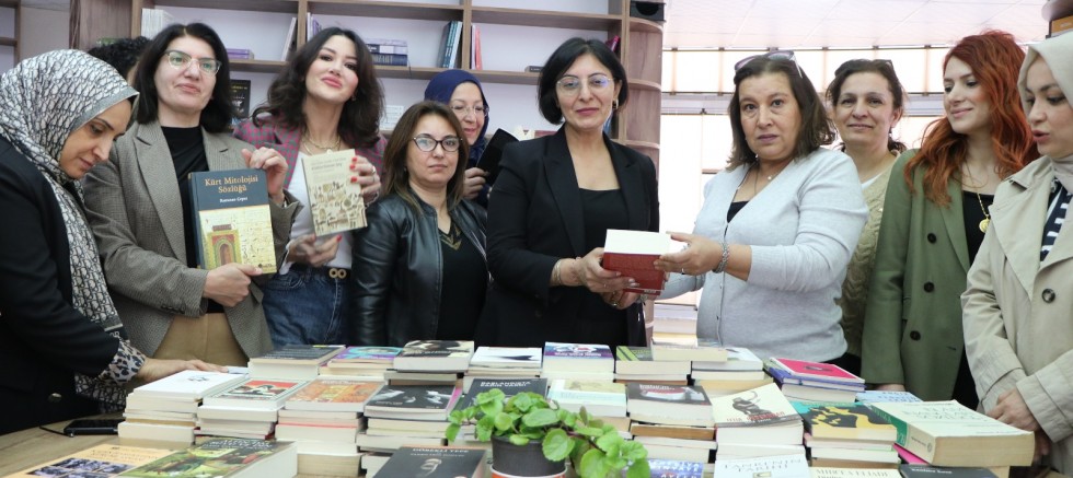 DTSO Kadın Meclisi tarafından Kadın Eserleri Kütüphanesi’ne kitap bağışı