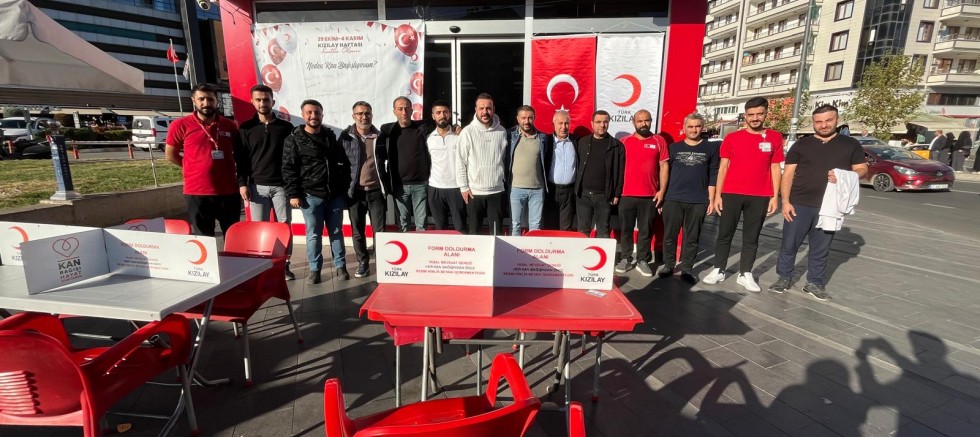 Eczane Teknisyenlerinden Kızılay Haftası’nda Kan Bağışı