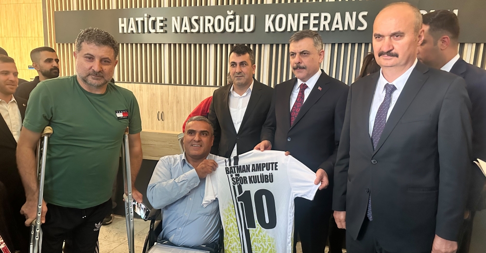 ENGELLERİ AŞAN TAKIMDAN BAKAN ÇİFTÇİ’YE ANLAMLI HEDİYE