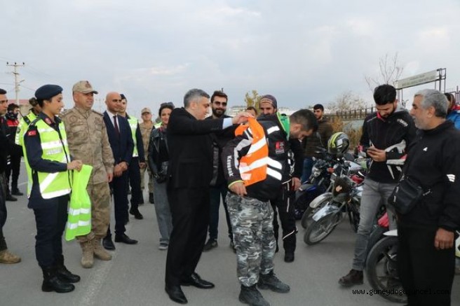 Ergani'de Jandarma ekipleri, ‘Reflektif Yelek’  dağıttı.