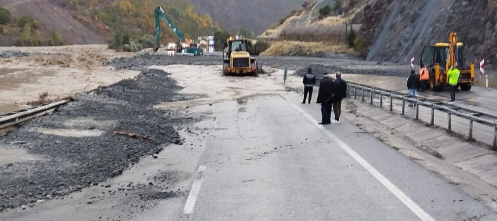 Erzincan-Erzurum kara yolu heyelan nedeniyle ulaşıma kapandı