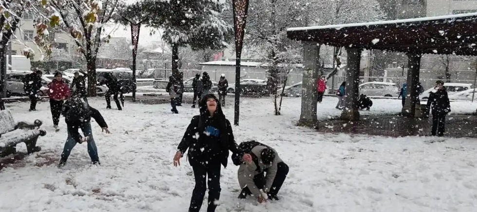 Erzurum’da Mayıs ortasında kar sürprizi yaşandı.